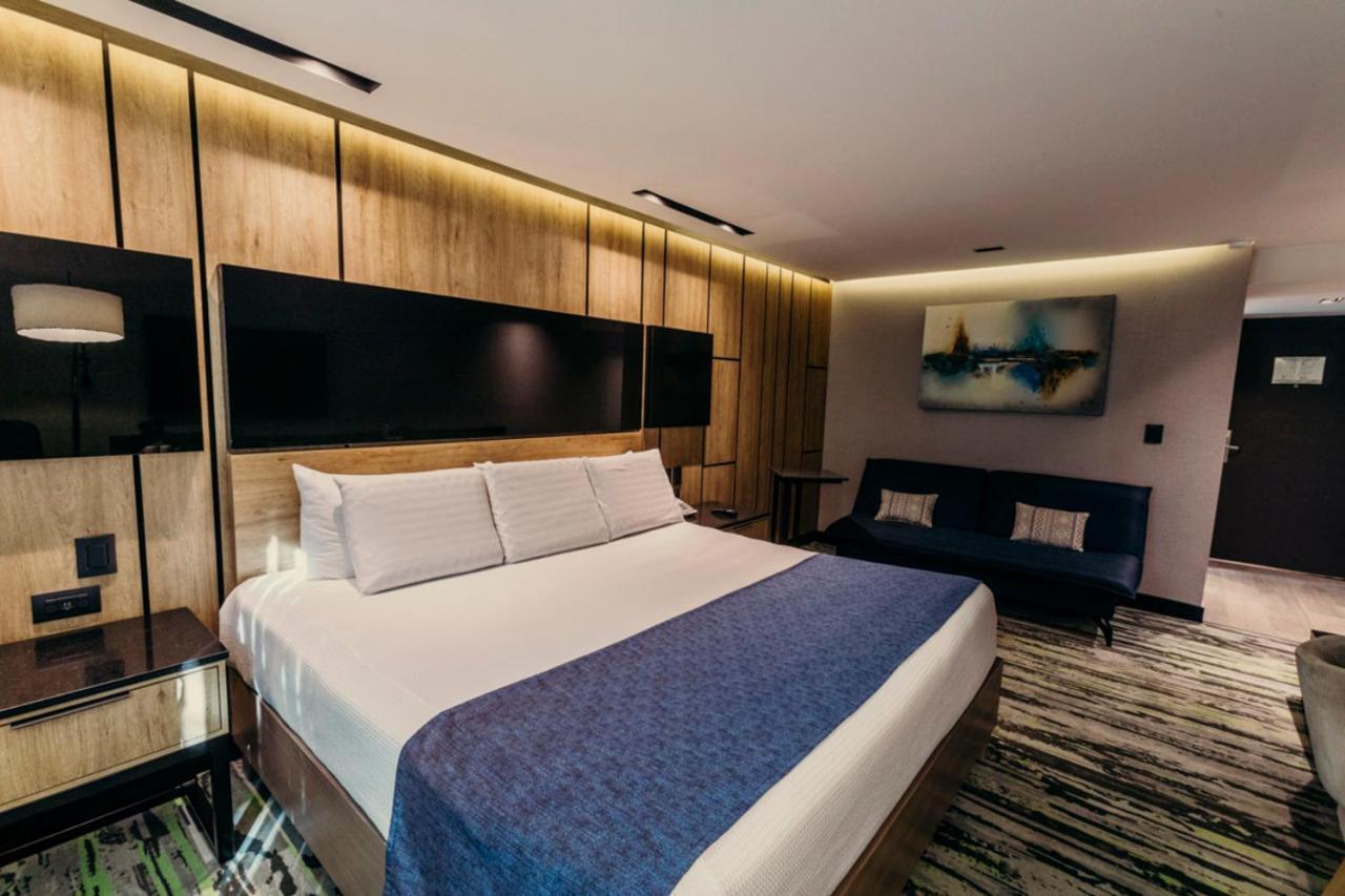 Hotel Araiza Mexicali Bagian luar foto A room at the Hilton London Heathrow