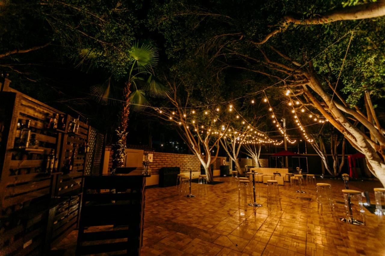 Hotel Araiza Mexicali Bagian luar foto The patio at the bar