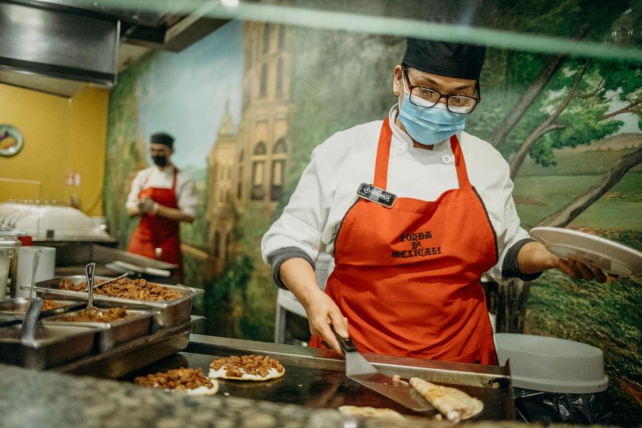 Hotel Araiza Mexicali Bagian luar foto A cook wearing a face mask in a restaurant in Paris, France