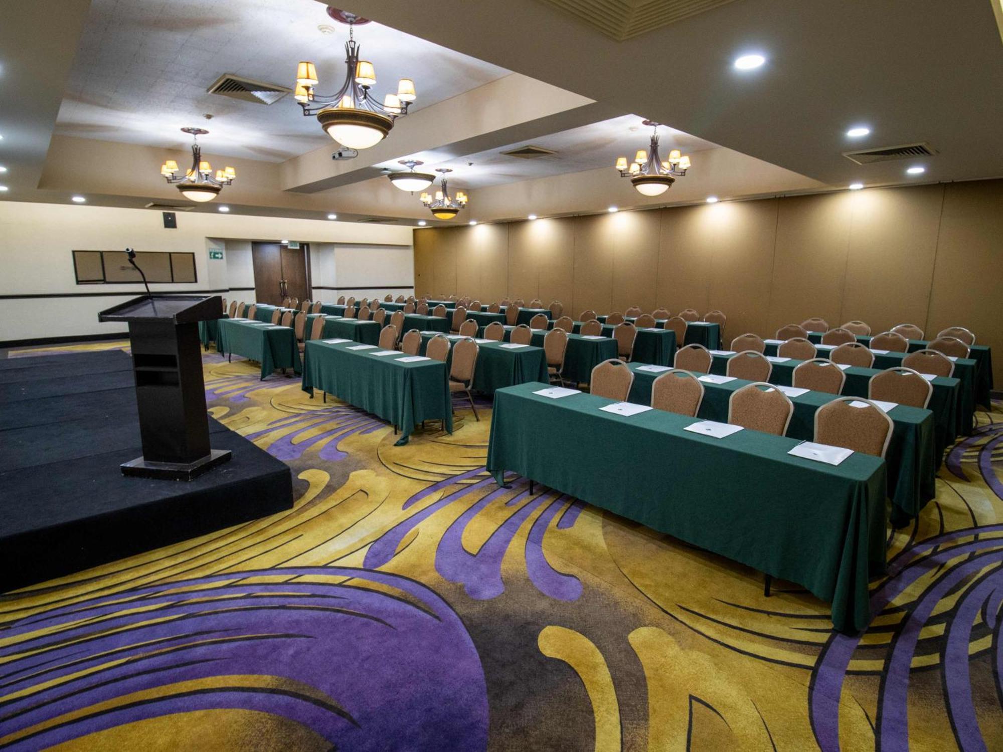 Hotel Araiza Mexicali Bagian luar foto A meeting room at the hotel