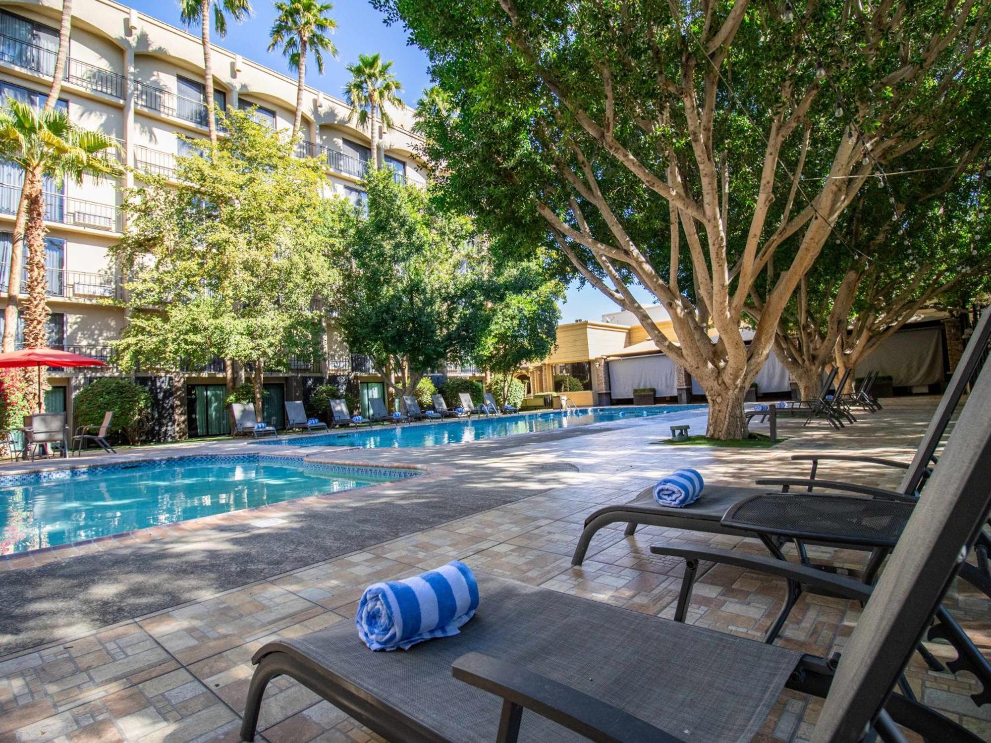 Hotel Araiza Mexicali Bagian luar foto The pool at the Arizona Biltmore